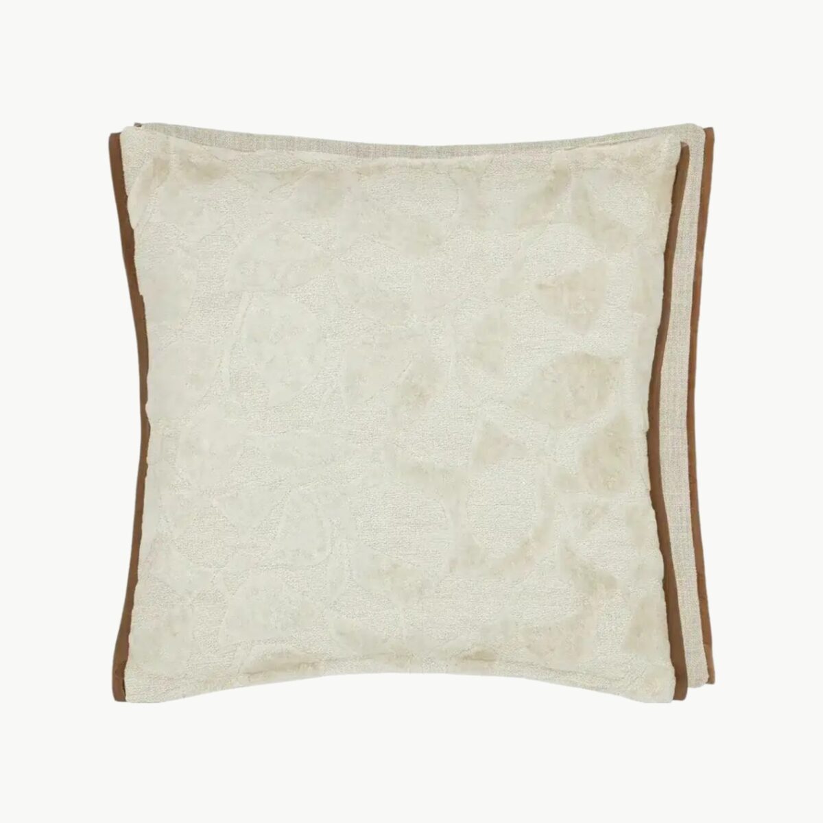 Celandine Linen pute – cut-velvet mønster med lin-tekstur og cappuccino-trim. 50×50 cm. Perfekt for naturlig, rolig dekor.