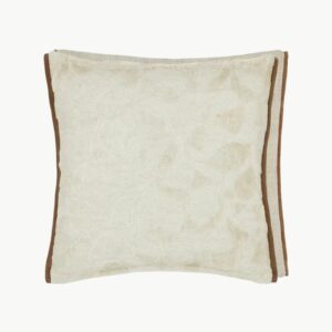 Celandine Linen pute – cut-velvet mønster med lin-tekstur og cappuccino-trim. 50×50 cm. Perfekt for naturlig, rolig dekor.