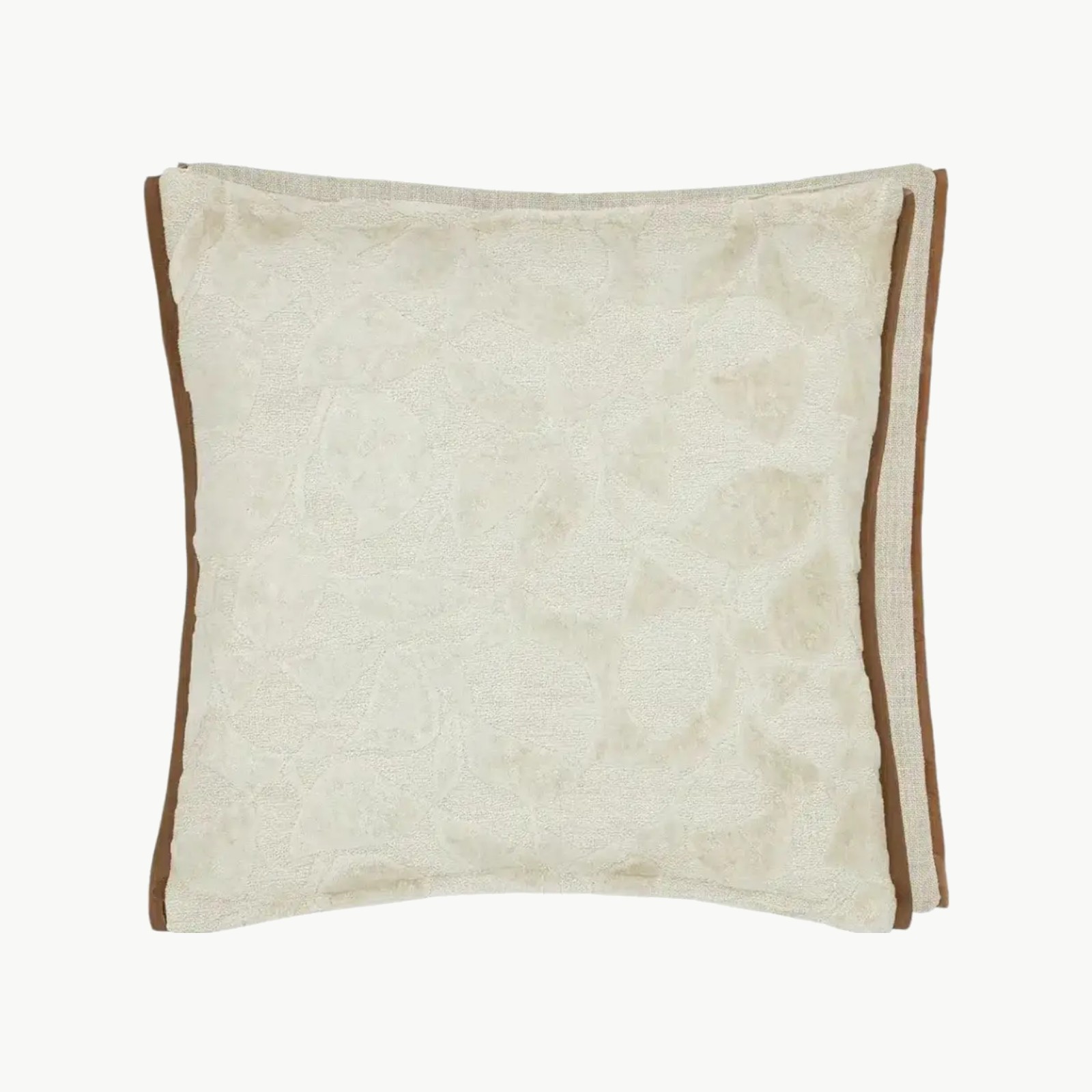 Celandine Linen pute – cut-velvet mønster med lin-tekstur og cappuccino-trim. 50×50 cm. Perfekt for naturlig, rolig dekor.