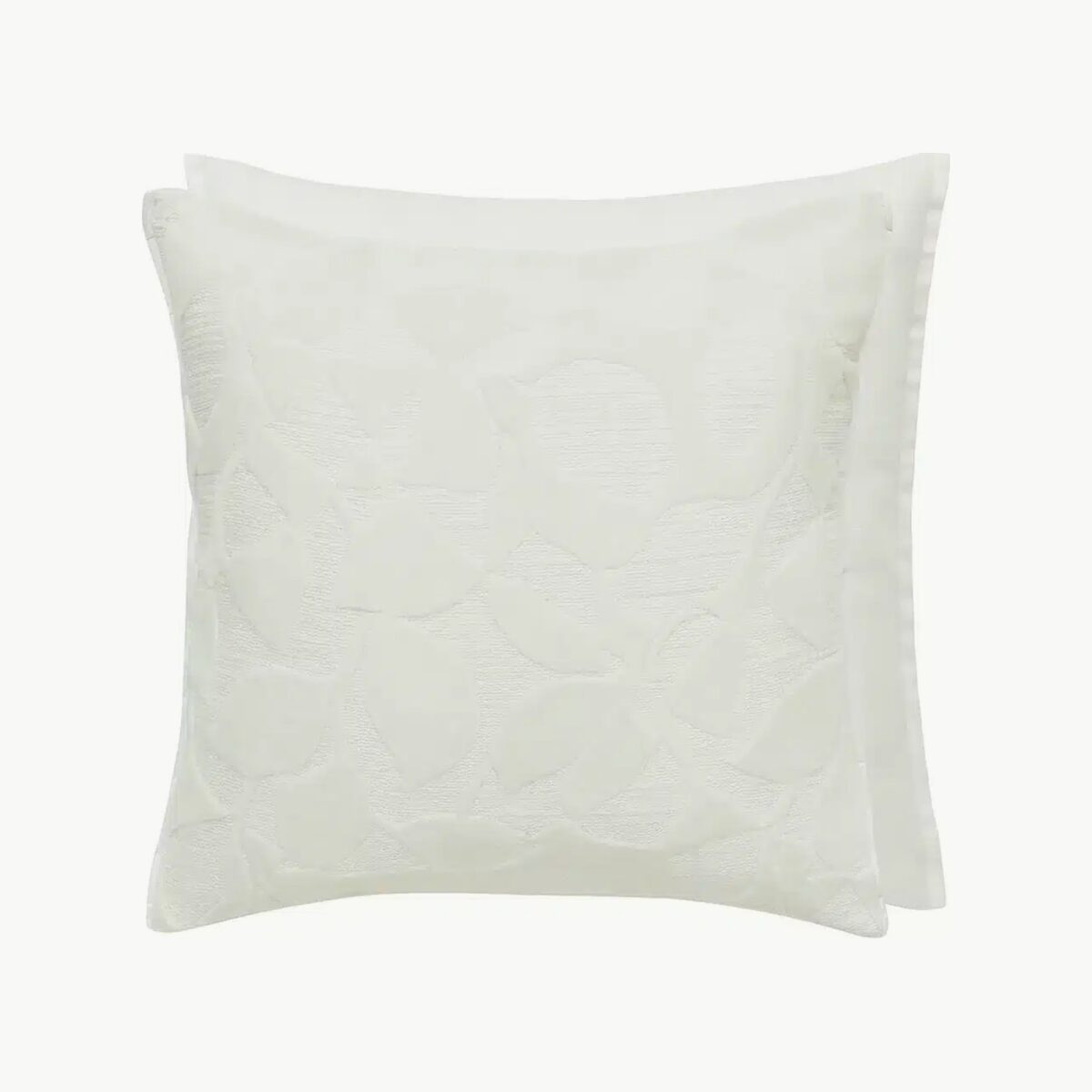Celandine Chalk pute – cut velvet med bladmotiv i lys chalk-tone. 50×50 cm. Perfekt pyntepute til hjemmet.