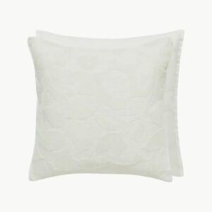 Celandine Chalk pute – cut velvet med bladmotiv i lys chalk-tone. 50×50 cm. Perfekt pyntepute til hjemmet.