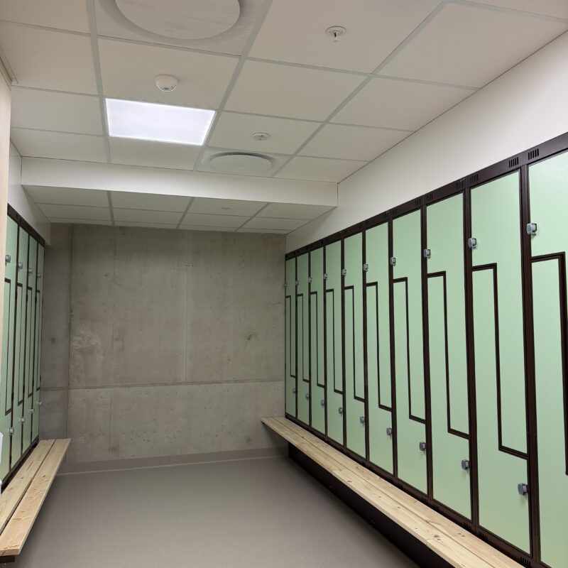 Garderobe med skap og trebenker på Øksnevad videregående skole