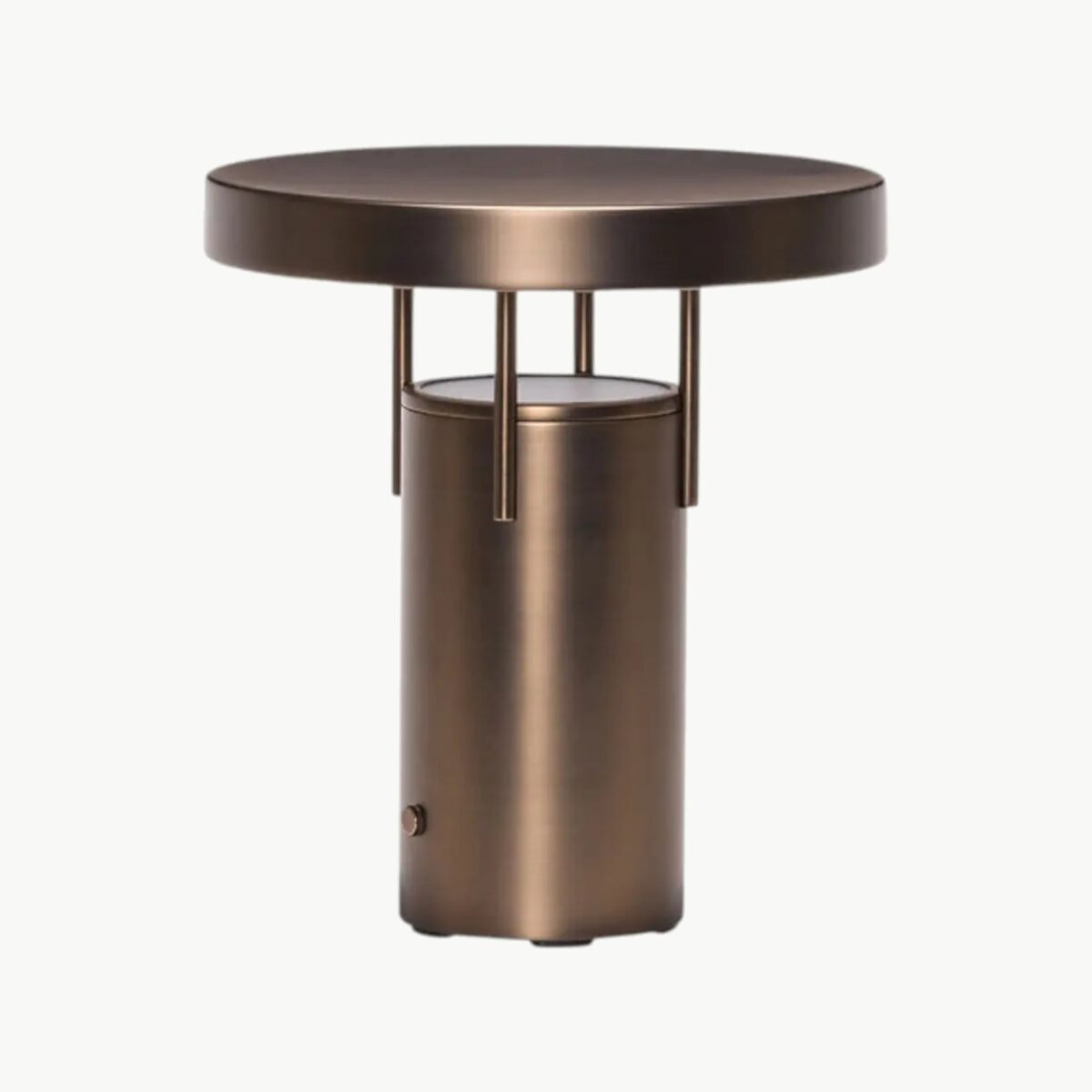 BringMe oppladbar bordlampe Mini i Burnished Brass fra Hübsch, dimbar bærbar lampe i metall med integrert LED og rund lampeskjerm.