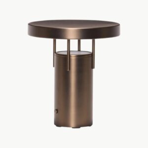BringMe oppladbar bordlampe Mini i Burnished Brass fra Hübsch, dimbar bærbar lampe i metall med integrert LED og rund lampeskjerm.
