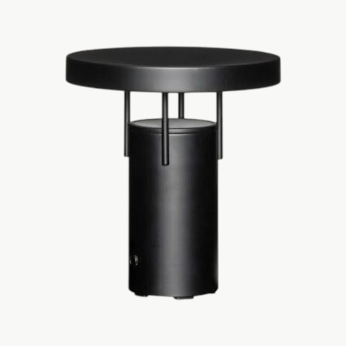 BringMe oppladbar bordlampe Mini i Matt Black fra Hübsch, dimbar og bærbar lampe i metall med integrert LED.