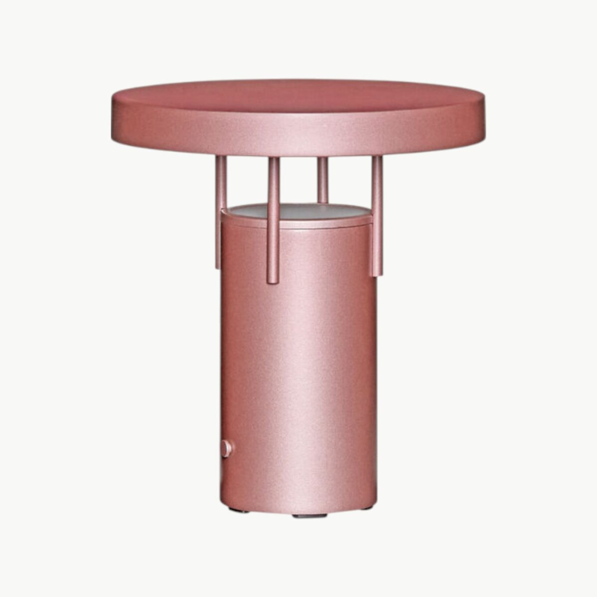 BringMe Portable Lamp Mini i Metallic Pink fra Hübsch, bærbar bordlampe i metall med kompakt form og rund lampeskjerm.