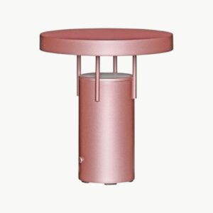 BringMe Portable Lamp Mini i Metallic Pink fra Hübsch, bærbar bordlampe i metall med kompakt form og rund lampeskjerm.