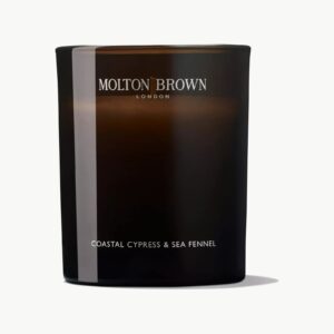 Oppdag Molton Browns Coastal Cypress & Sea Fennel – et eksklusivt duftlys med sjøinspirert friskhet og håndblåst glass. Bestill hos Interiørfaghuset T. Lund – din destinasjon for luksus og stemning i hjemmet.