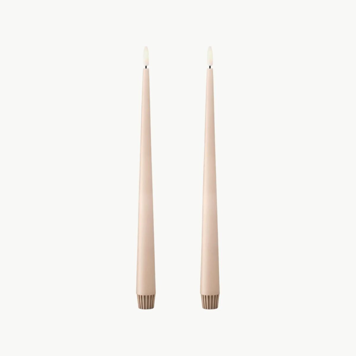 LED-stearinlys fra Ester & Erik i Ice Latte No. 11. 30 cm lange med naturtro, bevegelig flamme. Selges i 2-pk.