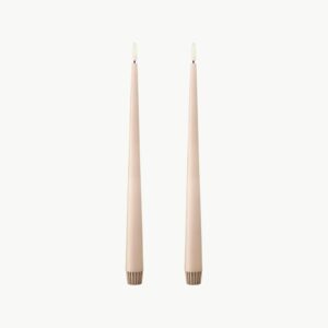 LED-stearinlys fra Ester & Erik i Ice Latte No. 11. 30 cm lange med naturtro, bevegelig flamme. Selges i 2-pk.