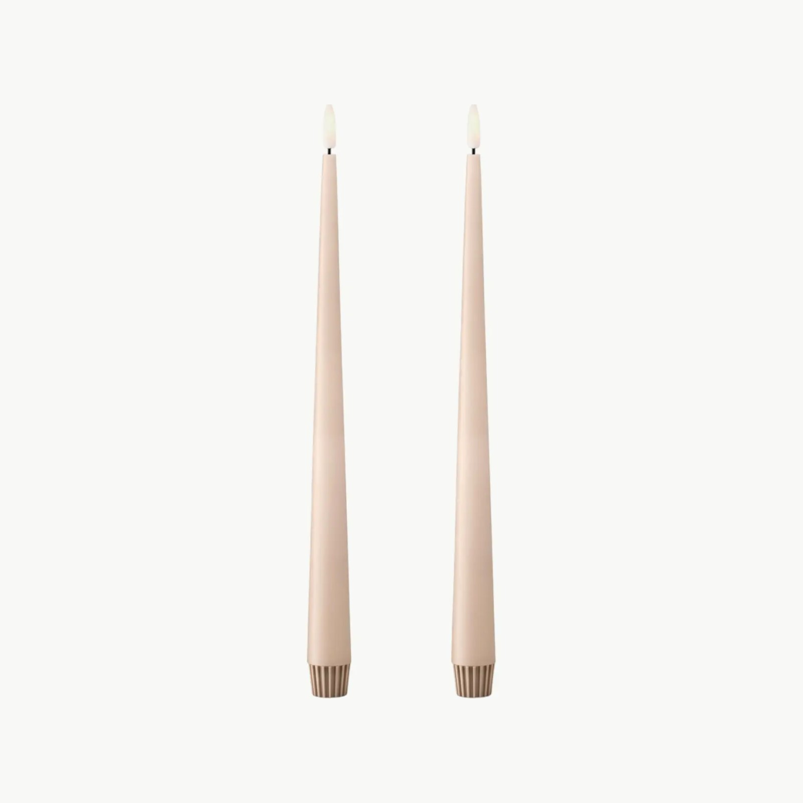 LED-stearinlys fra Ester & Erik i Ice Latte No. 11. 30 cm lange med naturtro, bevegelig flamme. Selges i 2-pk.