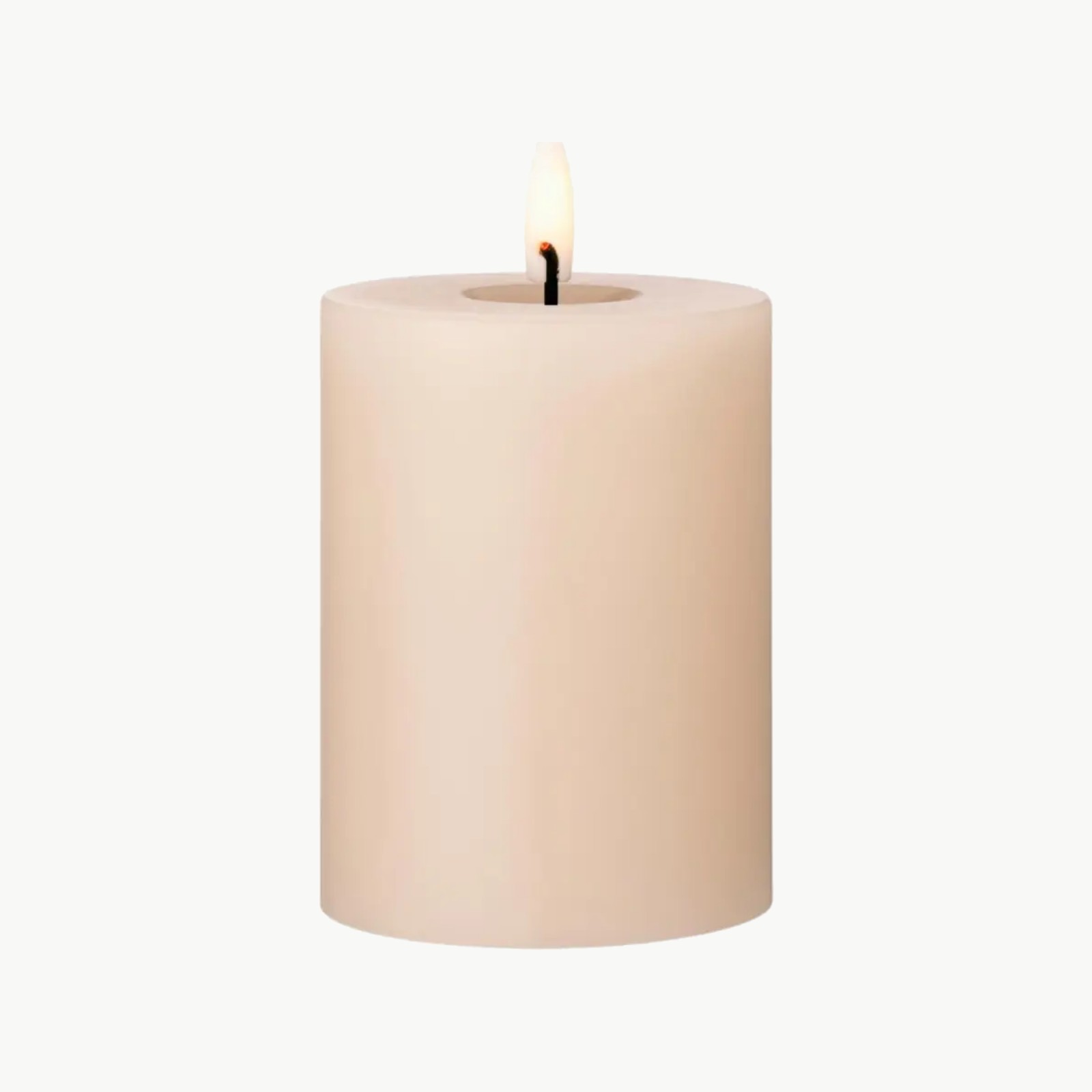 LED kubbelys fra Ester & Erik i Ice Latte No. 11. 10 cm høyt med naturtro, bevegelig flamme – et trygt og elegant alternativ til tradisjonelle lys.