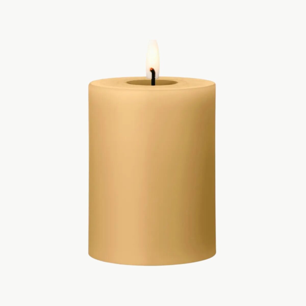 LED kubbelys fra Ester & Erik i Almond Butter No. 27. 10 cm høyt med naturtro, bevegelig flamme – et trygt og stilrent alternativ til tradisjonelle lys.