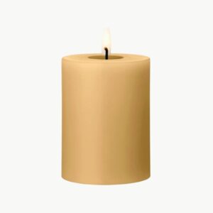 LED kubbelys fra Ester & Erik i Almond Butter No. 27. 10 cm høyt med naturtro, bevegelig flamme – et trygt og stilrent alternativ til tradisjonelle lys.