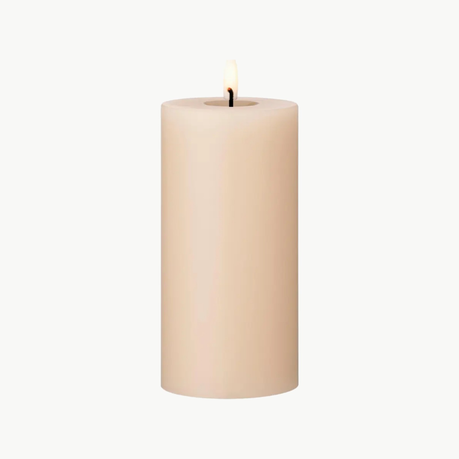 LED kubbelys fra Ester & Erik i fargen Ice Latte. 15 cm høyt med naturtro, bevegelig flamme – et trygt og elegant alternativ til tradisjonelle lys.