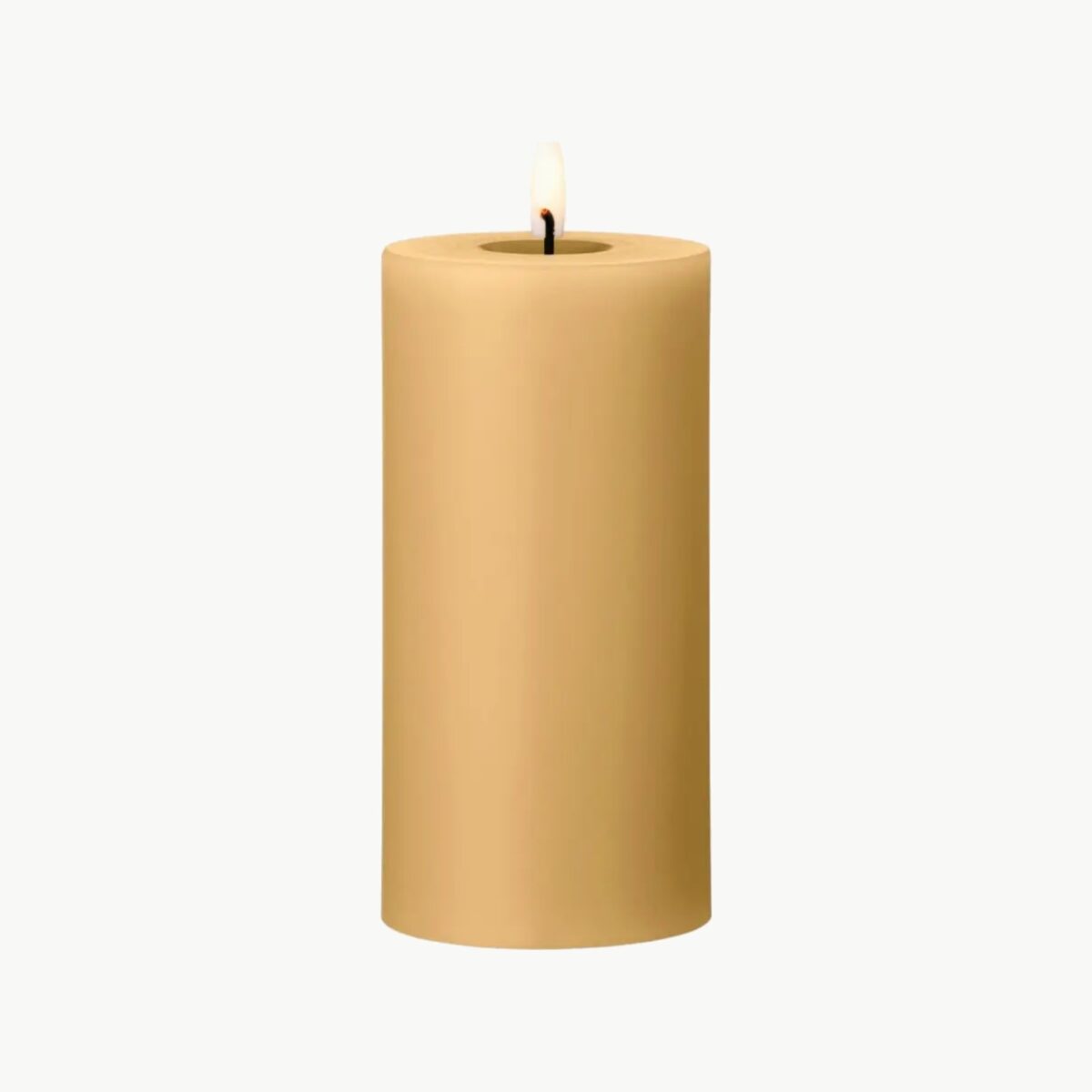 LED kubbelys fra Ester & Erik i fargen Almond Butter No. 27. 15 cm høyt med naturtro, bevegelig flamme – et trygt og elegant alternativ til tradisjonelle lys.