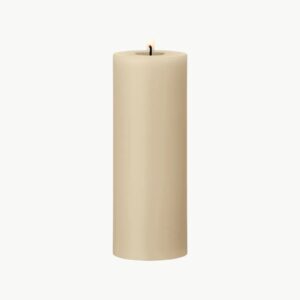 LED kubbelys fra Ester & Erik i fargen Pale Ginger. 20 cm høyt med naturtro flamme og eksklusiv finish – et trygt og stemningsfullt alternativ til tradisjonelle lys.