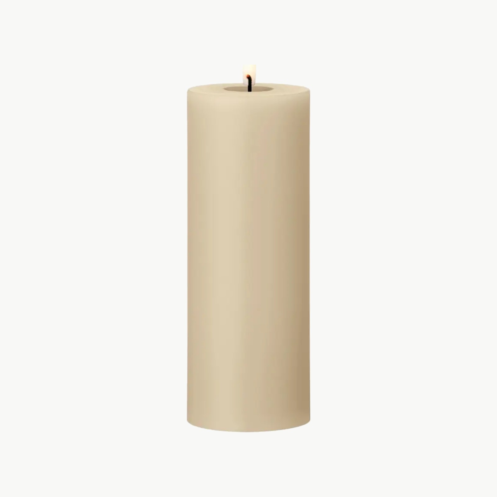 LED kubbelys fra Ester & Erik i fargen Pale Ginger. 20 cm høyt med naturtro flamme og eksklusiv finish – et trygt og stemningsfullt alternativ til tradisjonelle lys.