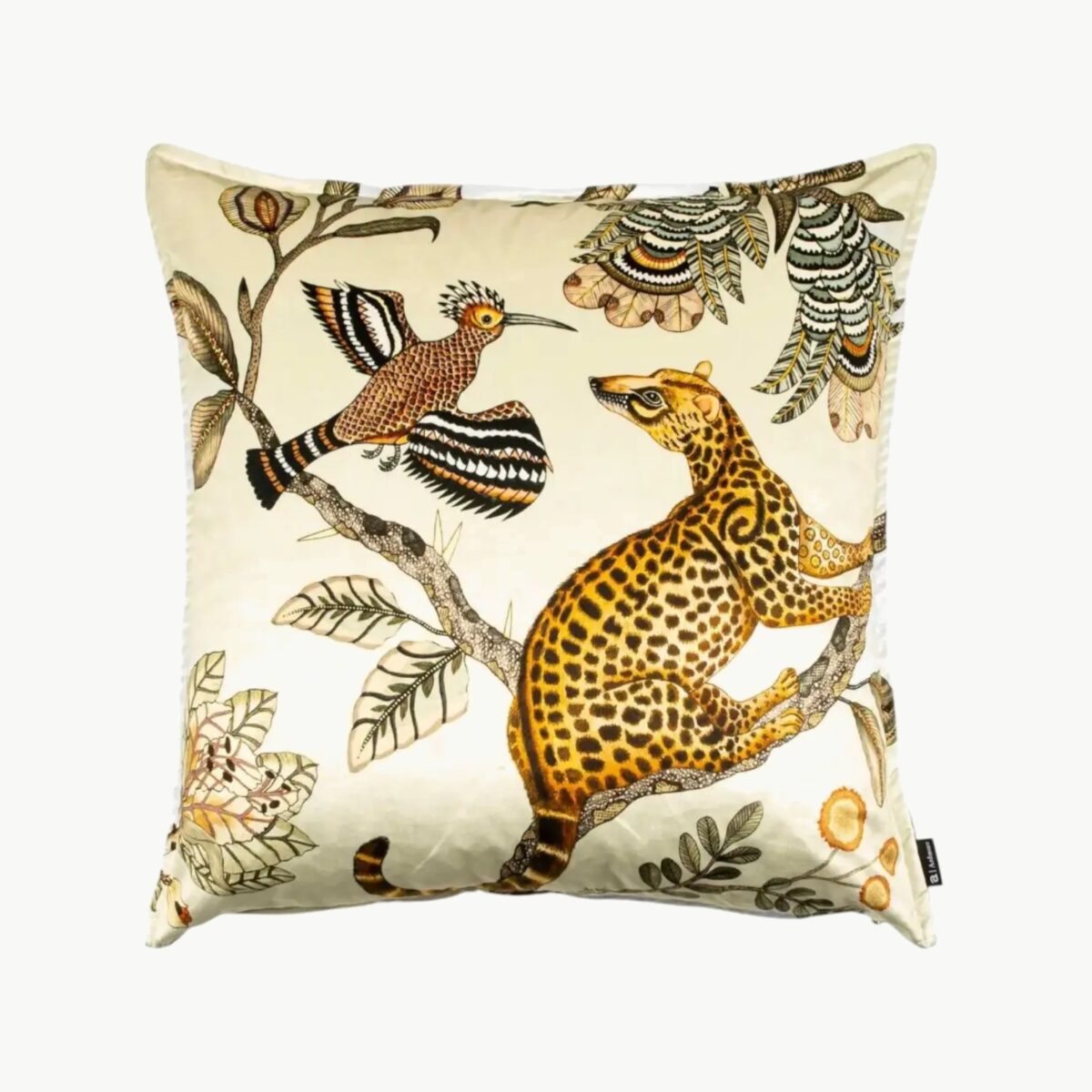 Luksuriøst putetrekk med afrikansk dyrelivsmotiv på myk fløyel. Perfekt for å tilføre stil og kunstnerisk preg til ditt hjem. Håndlaget Design
