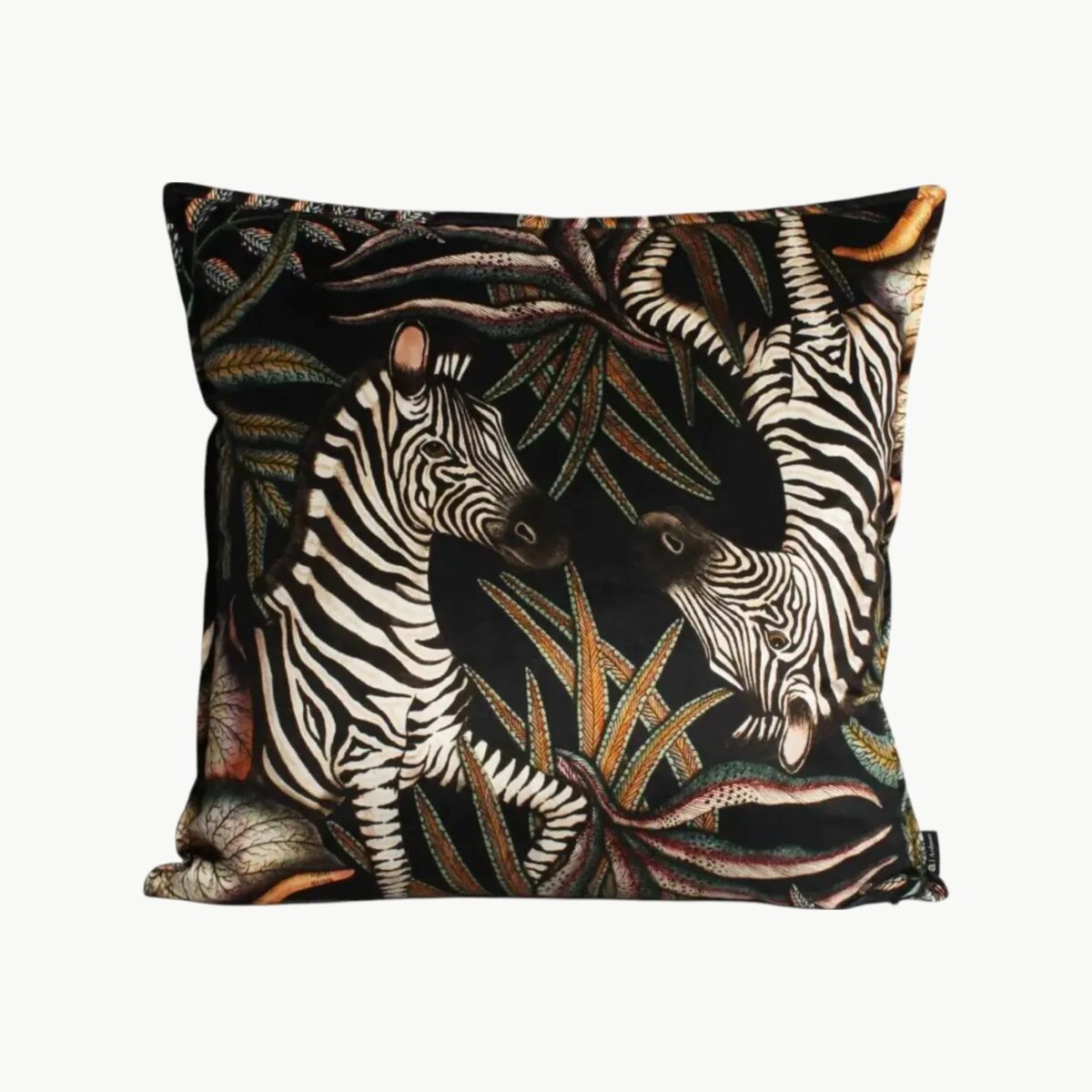 Luksuriøst putetrekk med elegante zebraer på myk fløyel, inspirert av afrikansk natur. Perfekt for å tilføre kunst og stil til ditt hjem. Håndlaget Design