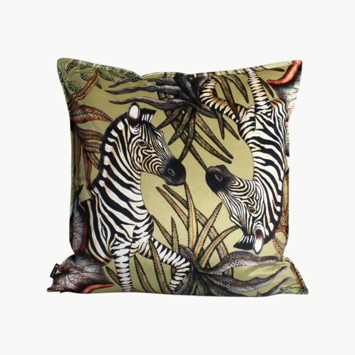 Luksuriøst putetrekk med elegante zebraer på myk fløyel, inspirert av afrikansk natur. Perfekt for å tilføre kunst og stil til ditt hjem.