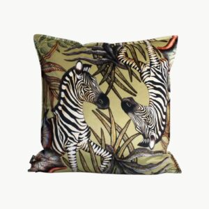 Luksuriøst putetrekk med elegante zebraer på myk fløyel, inspirert av afrikansk natur. Perfekt for å tilføre kunst og stil til ditt hjem.