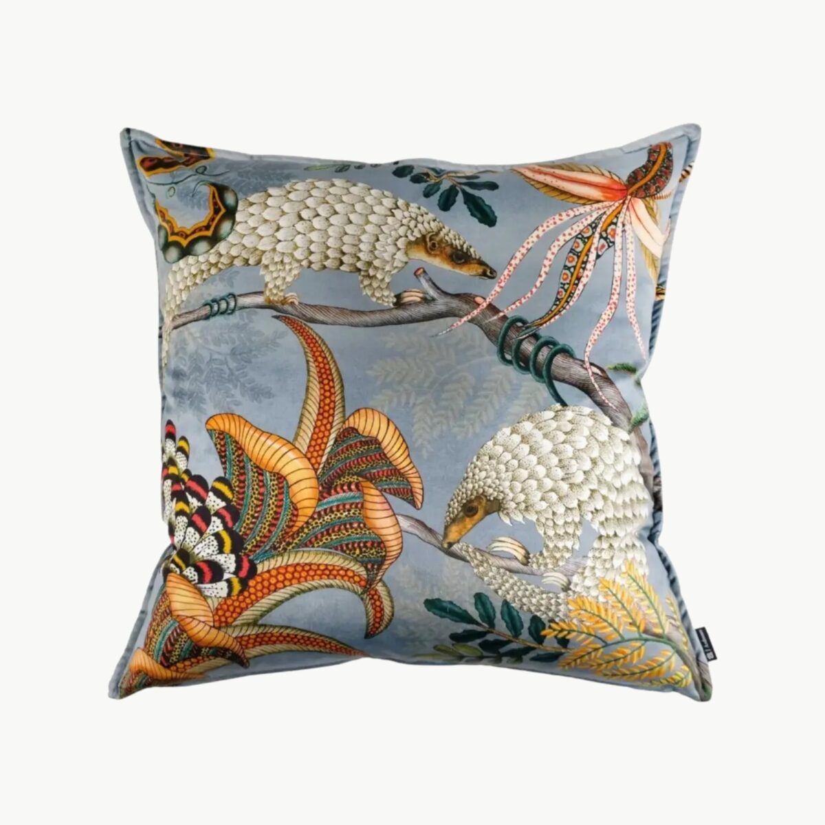 Luksuriøst håndlaget putetrekk med unik pangolin design på myk fløyel. Perfekt for å legge til kunst og bevaringsbudskap i ditt hjem.