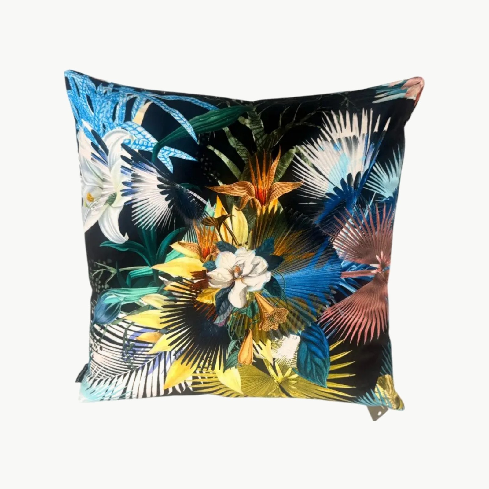 Designers Guild pyntepute med eksotiske blomster og fugler i sterke farger mot mørk bakgrunn