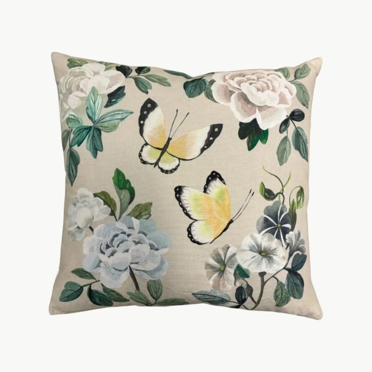 Designers Guild pyntepute med blomster og fugler i cameo rosa med broderte detaljer og sommerfuglmotiv på baksiden