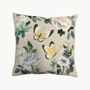 Designers Guild pyntepute med blomster og fugler i cameo rosa med broderte detaljer og sommerfuglmotiv på baksiden