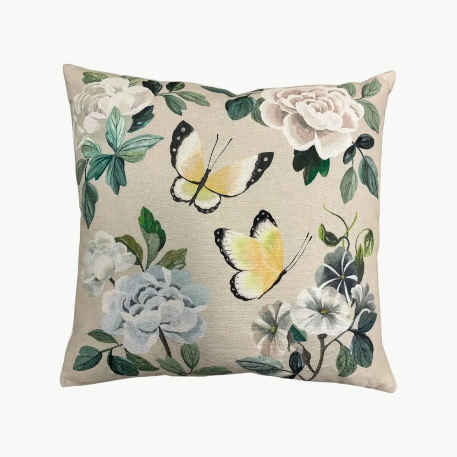 Designers Guild pyntepute med blomster og fugler i cameo rosa med broderte detaljer og sommerfuglmotiv på baksiden