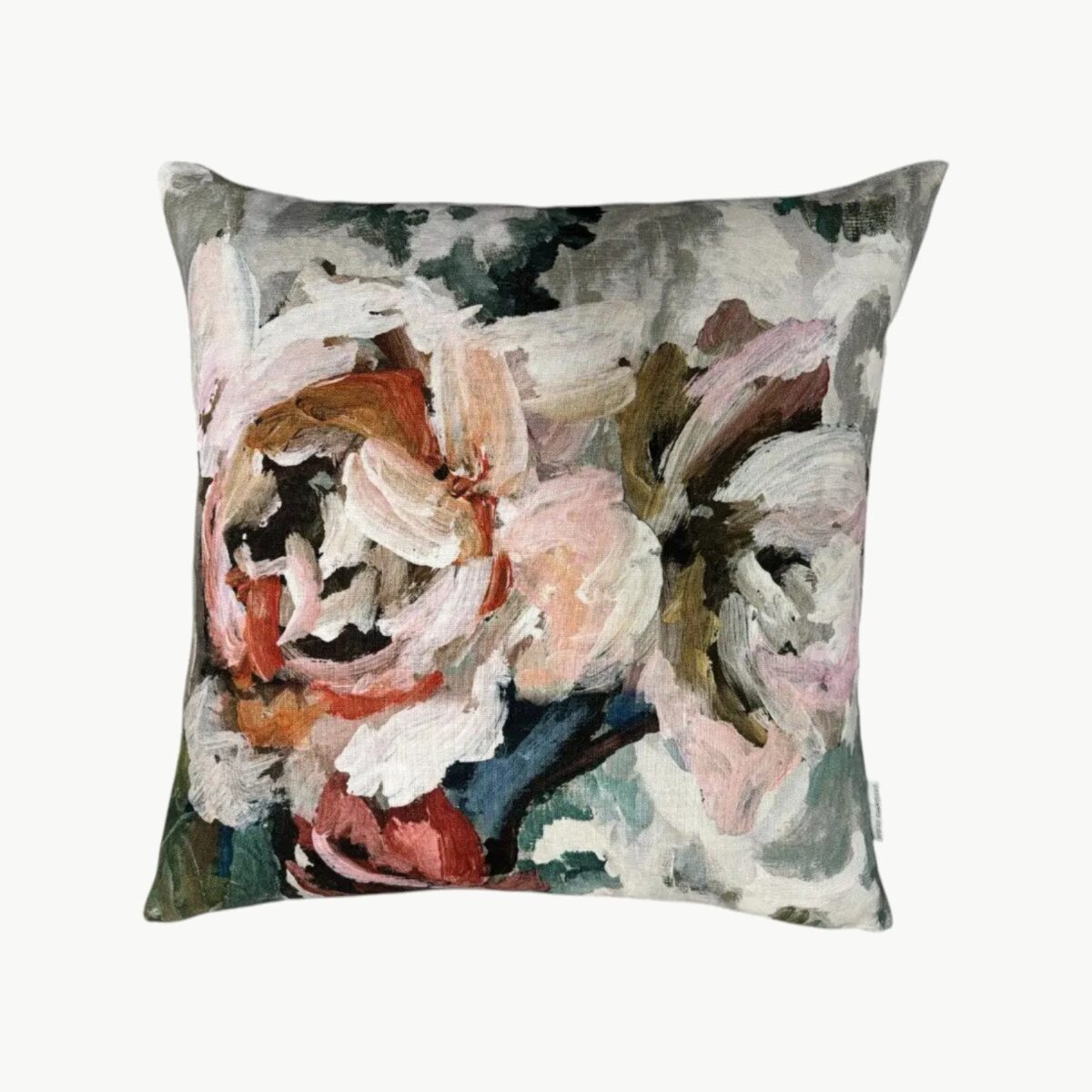 Designers Guild pyntepute med malerisk blomsterdesign i myke rosa, krem og grønne toner
