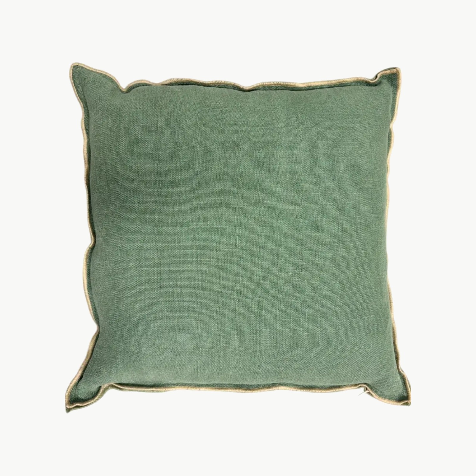 Designers Guild pyntepute i dempet grønn tone med kontrastkant og ensfarget bakside i naturfarge