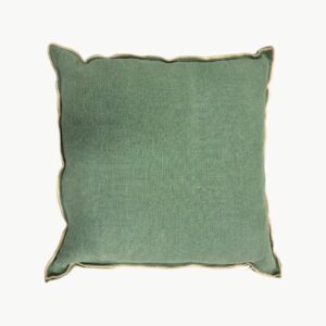 Designers Guild pyntepute i dempet grønn tone med kontrastkant og ensfarget bakside i naturfarge
