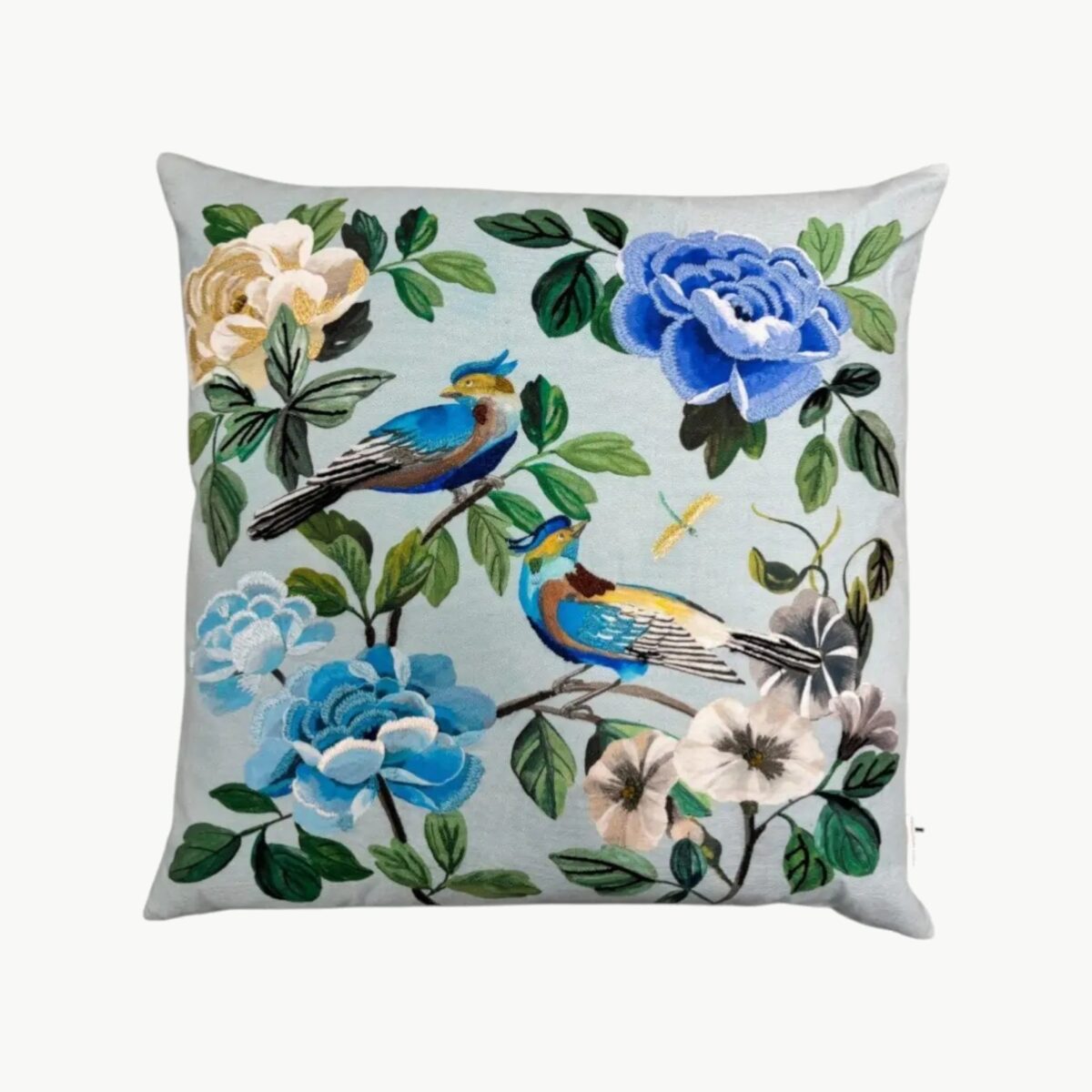 Designers Guild pyntepute med blomster og fugler i koboltblå toner med broderte detaljer