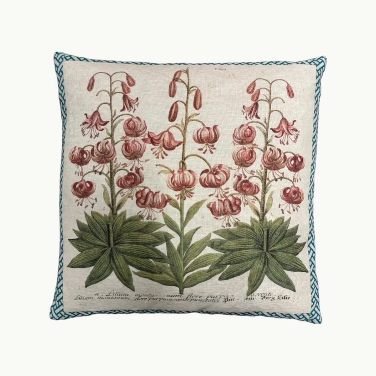 Designers Guild pyntepute med kroneliljer og botaniske blader i kunstnerisk komposisjon