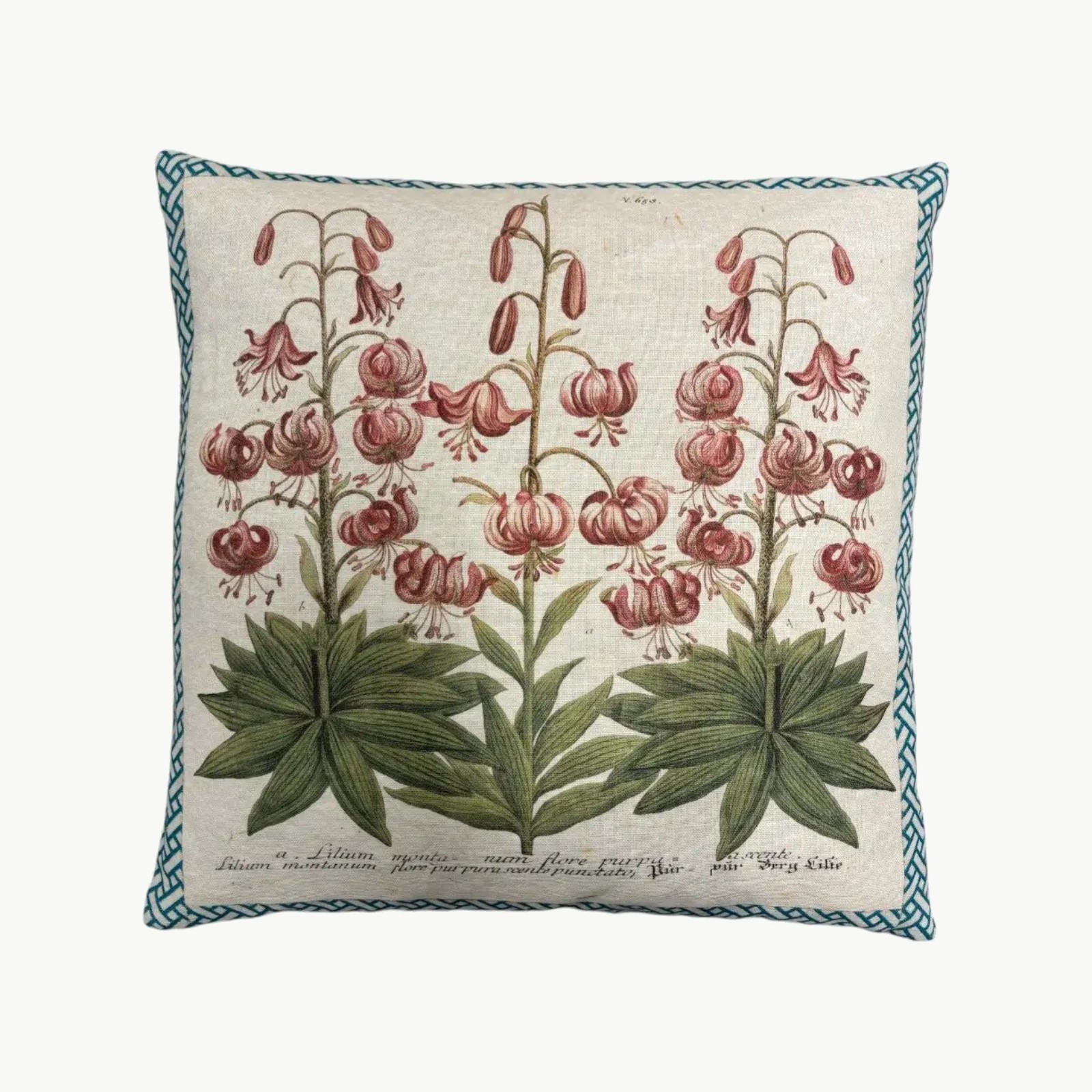Designers Guild pyntepute med kroneliljer og botaniske blader i kunstnerisk komposisjon
