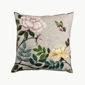 Designers Guild pyntepute med kinesisk-inspirert blomsterdesign i cameo-toner