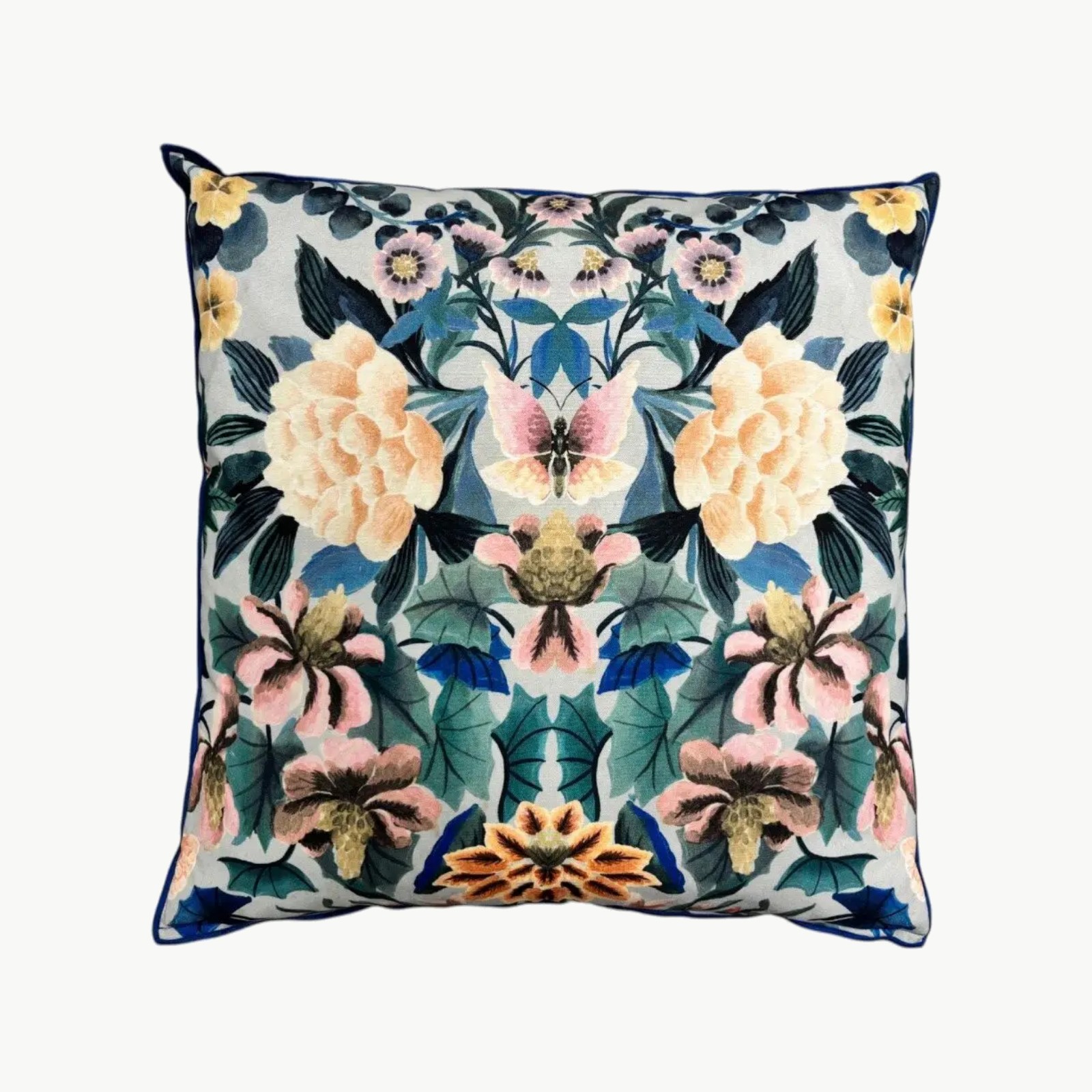 Designers Guild pyntepute med fargerikt blomsterdesign og vendbart botanisk mønster i blå og grønne toner