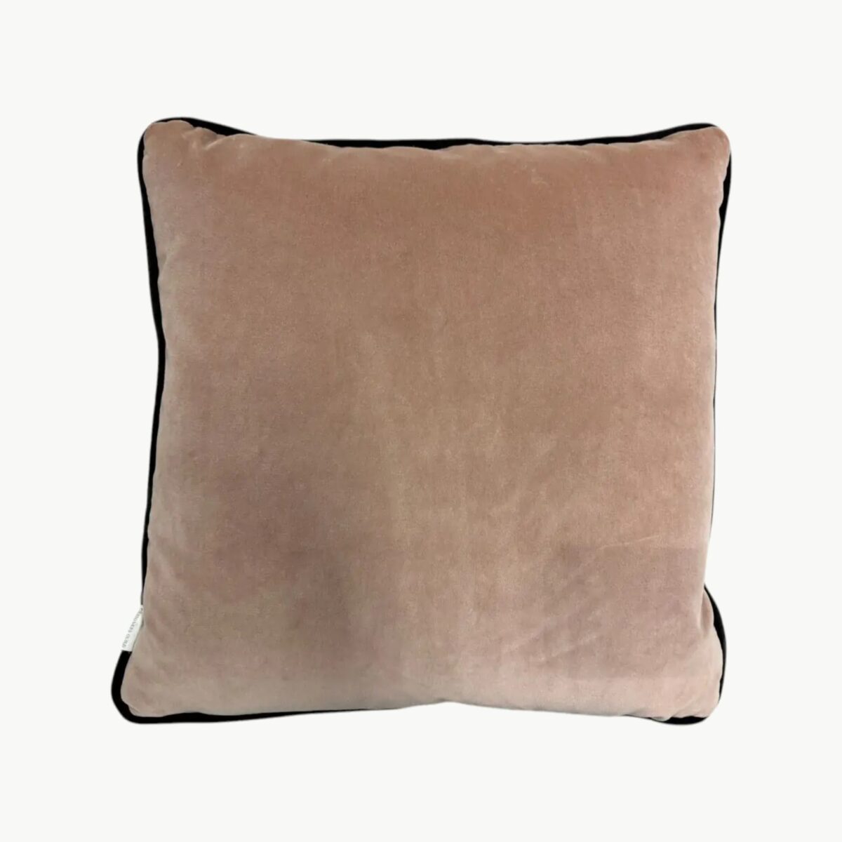 Pyntepute i ensfarget beige tone med kontrastkant i svart, kvadratisk format 45x45 cm.