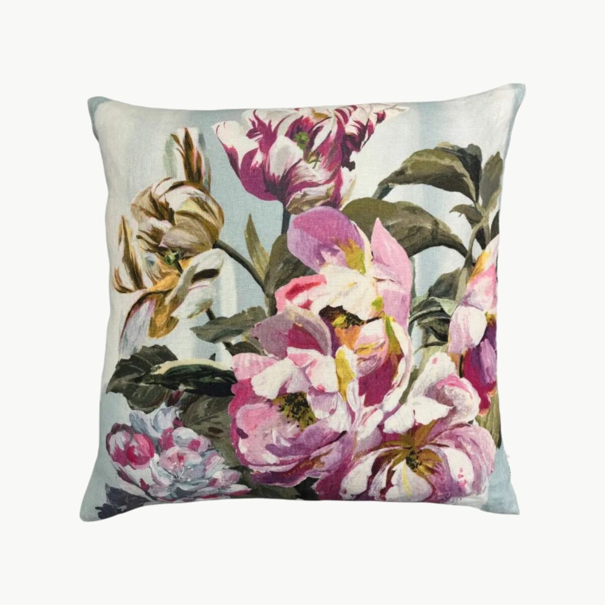 Designers Guild pyntepute med blomster i rosa og grønne toner 60x60