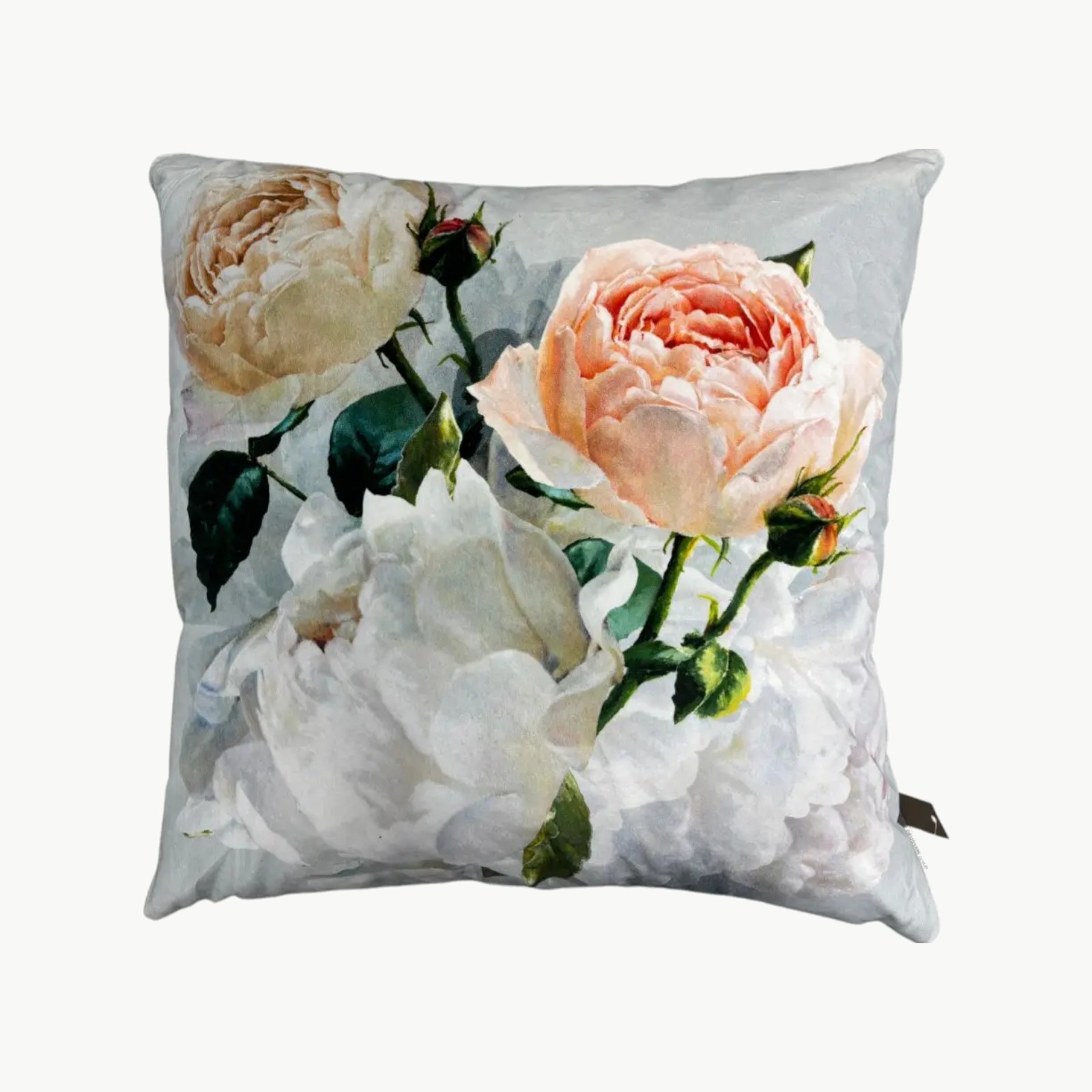 Designers Guild pyntepute med rosemotiv i hvite og ferskenrosa toner 60x60
