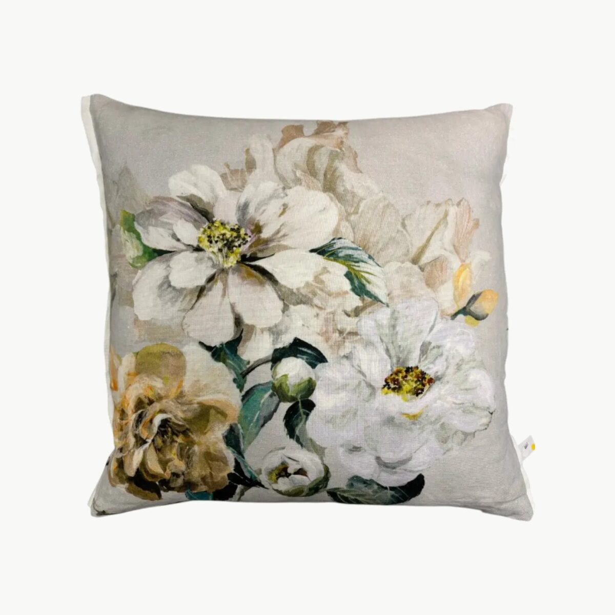 Designers Guild pyntepute med blomster i hvite og beige toner 55x55