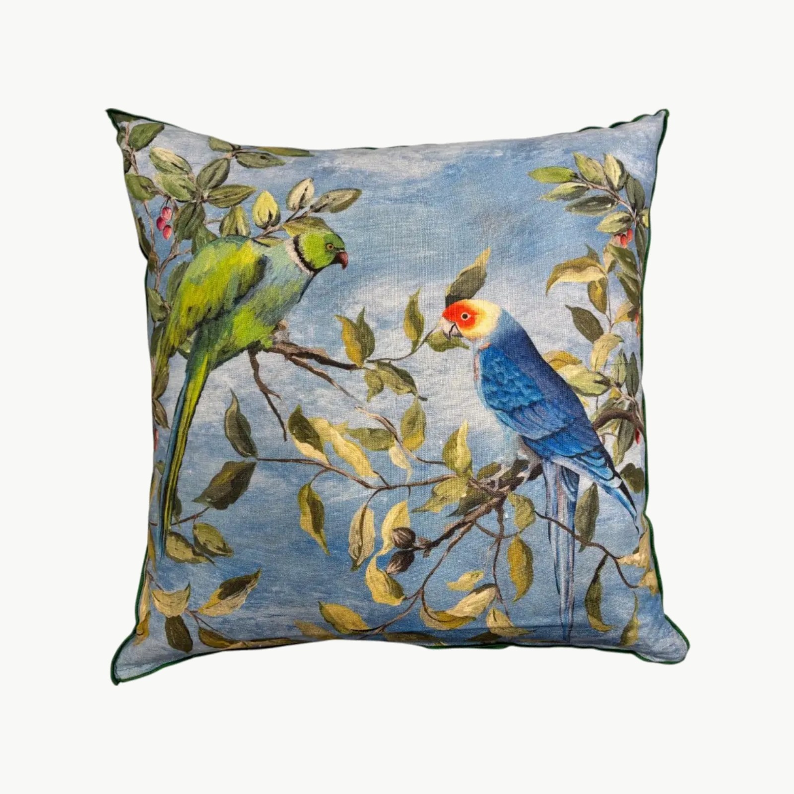 Designers Guild Mayani Azure pyntepute med papegøyer og blader 55x55