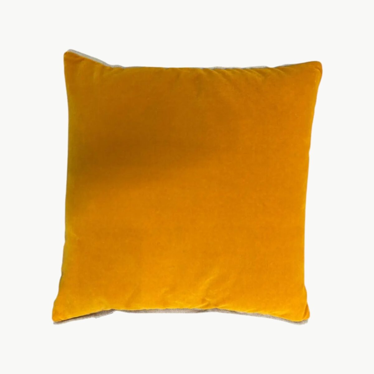 Designers Guild pyntepute i okergul og grå med tosidig design 40x40