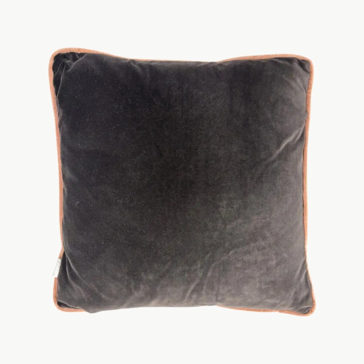 Designers Guild pyntepute i mørk grå med kontrastkant 48x48