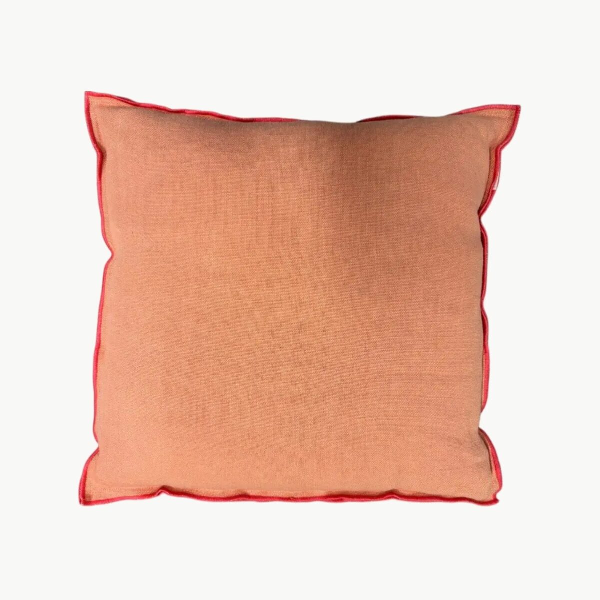 Designers Guild pyntepute i ferskenfarge med kontrastkant 45x45