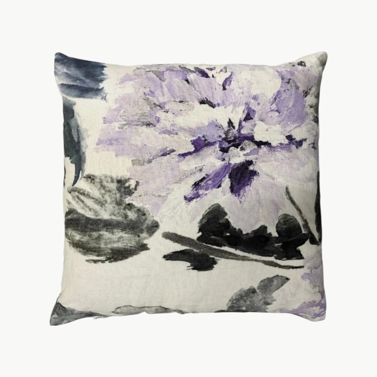 Designers Guild pyntepute med stort lilla blomsterdesign på lys bakgrunn og ensfarget rosa bakside 40x40