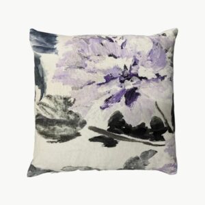 Designers Guild pyntepute med stort lilla blomsterdesign på lys bakgrunn og ensfarget rosa bakside 40x40