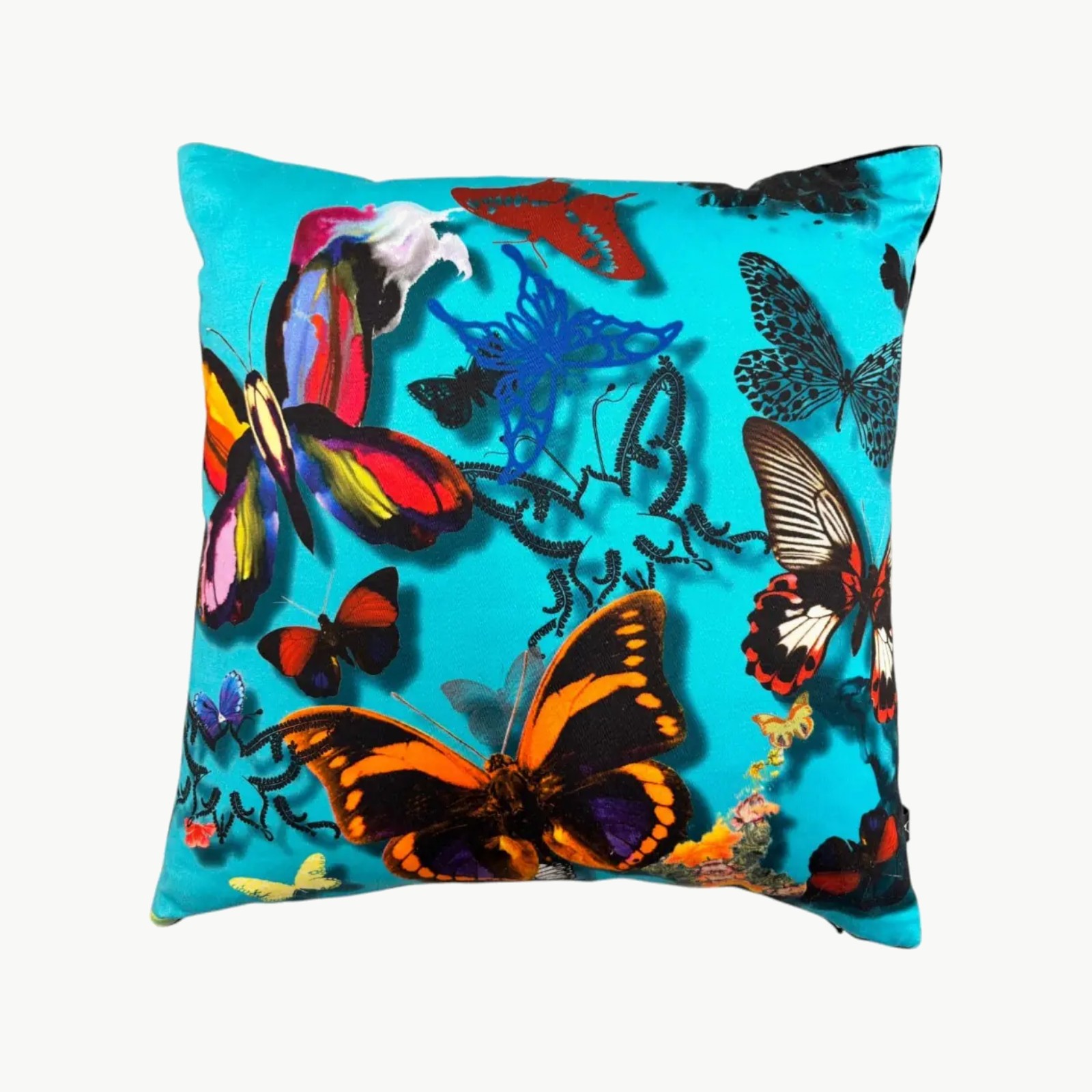 Designers Guild pyntepute med fargerike sommerfugler på turkis bakgrunn og ensfarget sort bakside 40x40